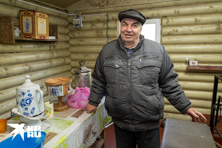 После молитвы и окунания в купель гости, приехавшие в деревню Водотока, могут выпить чая и поговорить После молитвы и окунания в купель гости, приехавшие в деревню Водотока, могут выпить чая и поговорить